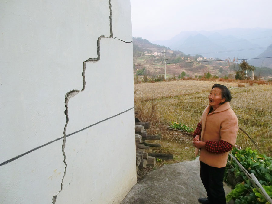 Dozens of homes fall in C China's 5.1 quake