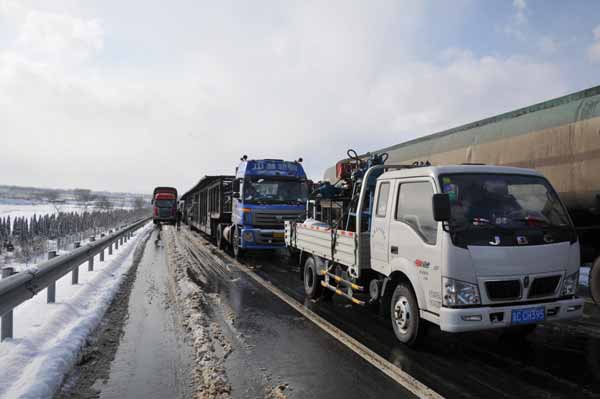 Snowfall chokes traffic in E China