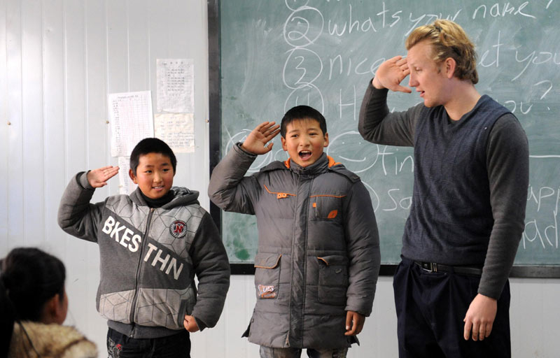 Foreigner teaches at China's rural schools