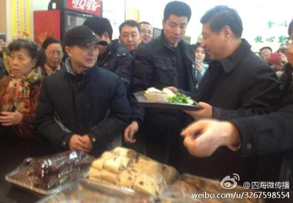 Xi shows common touch with visit to bun eatery