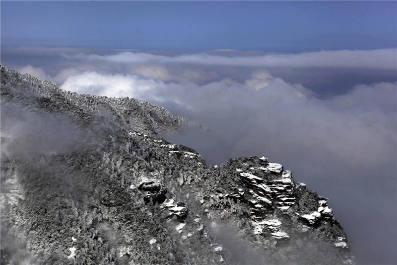 Lushan Mountain in white