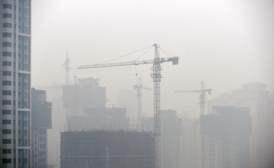 China fights air pollution as smog persists