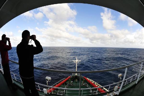 Chinese aircraft, icebreaker reach target areas