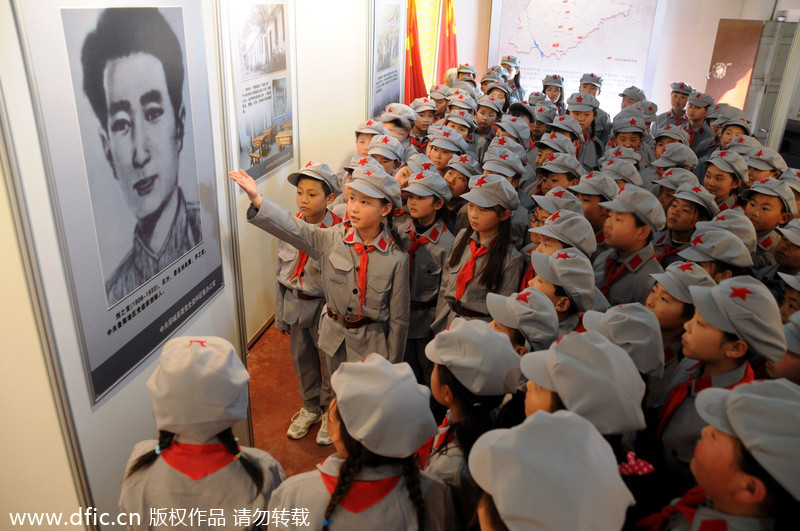 Students honor martyrs before Qingming Festival