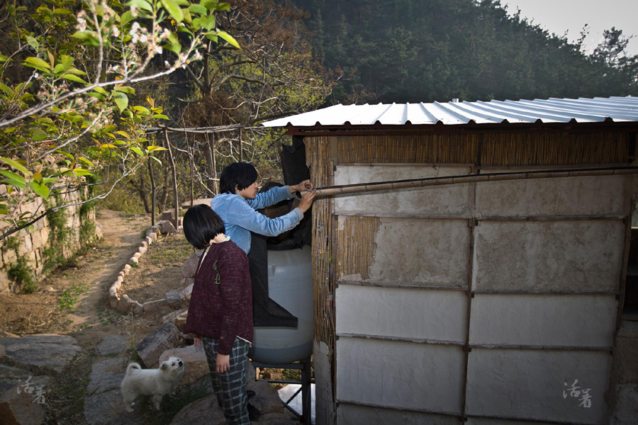 Couple leave the city for 'Self-sufficiency Lab'in mountains