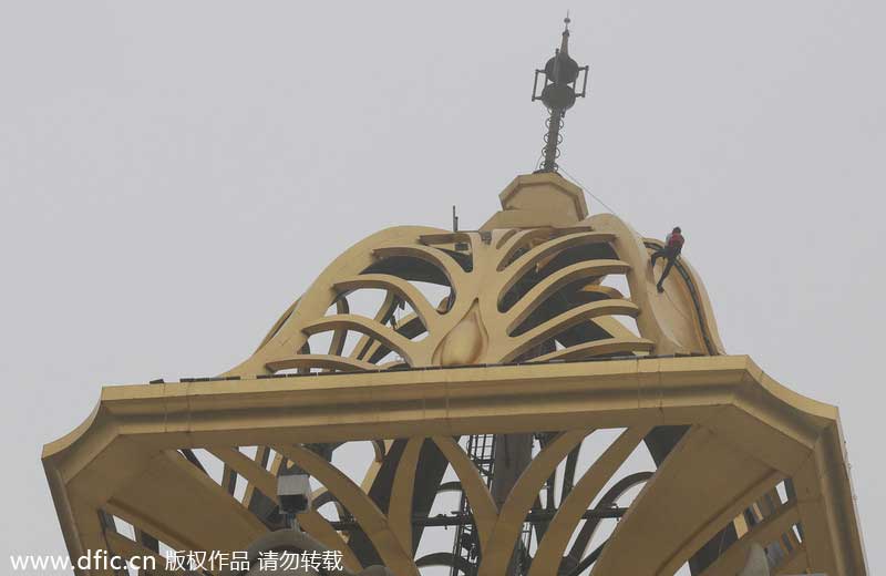 French 'spiderman' scales 33-story building in Macao