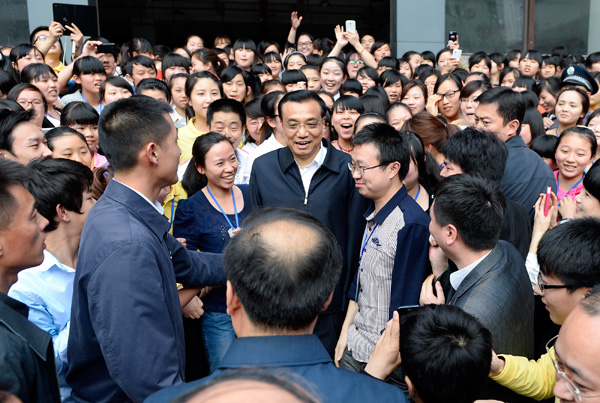 Li communicates with porters, workers in Chongqing
