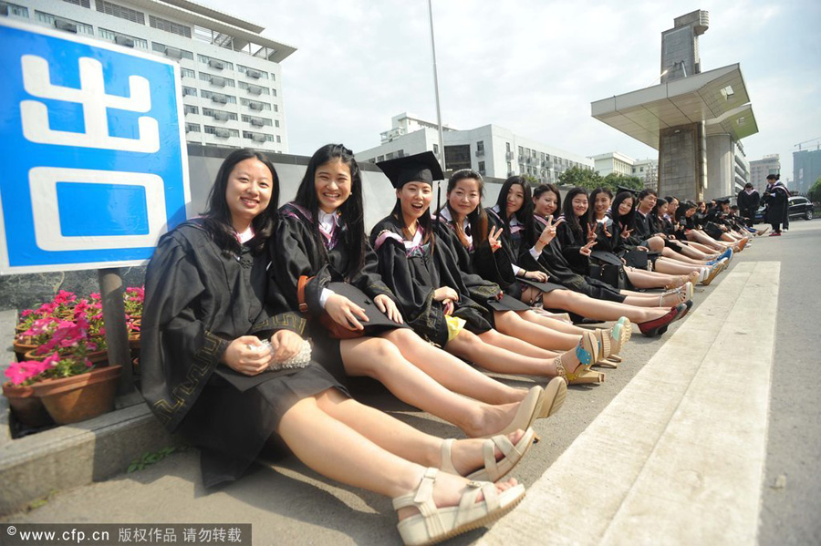 Photo opps for China's new grads