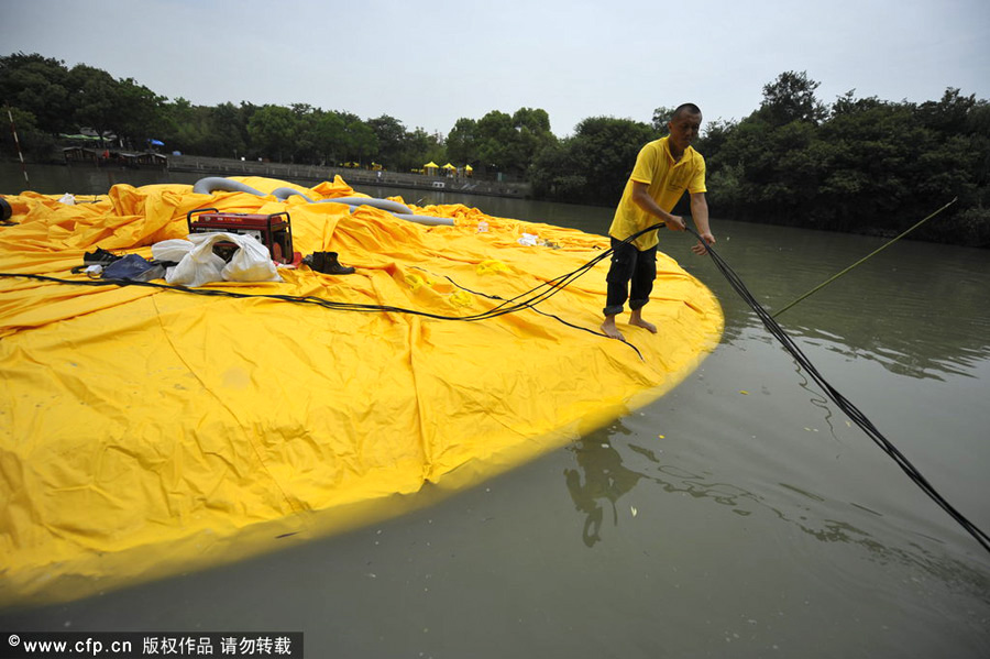 Giant Rubber Duck waits in wings in Hangzhou