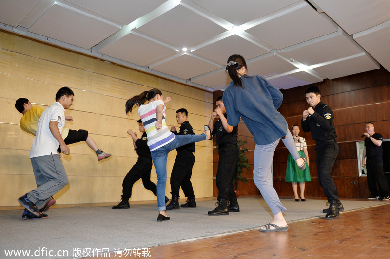 College students receive anti-terror training in Beijing