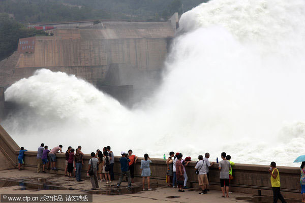 Tourists flock to watch Yellow River waterfall