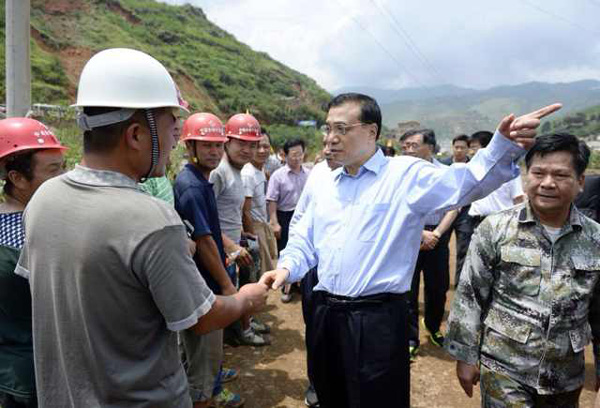 Premier Li walks to Yunnan disaster site
