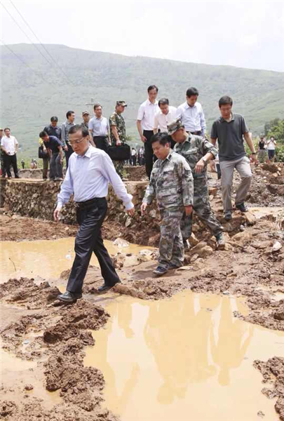 Premier Li walks to Yunnan disaster site
