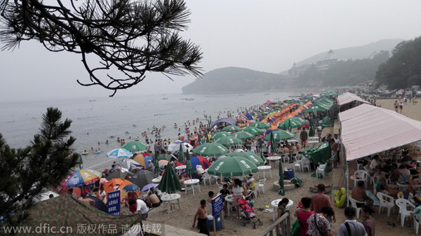 Tourists swarm to beaches despite early autumn