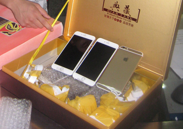 Customs officers target smugglers of iPhones