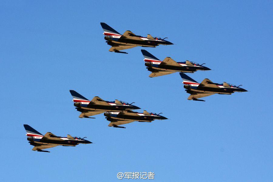 J-10 fighters show aerobatic stunts in clear sky in N China