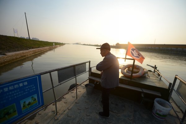 Yangzhou ferryman keeps the past afloat