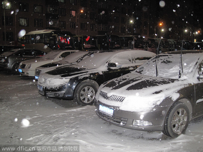 Snowfall makes early visit to North China