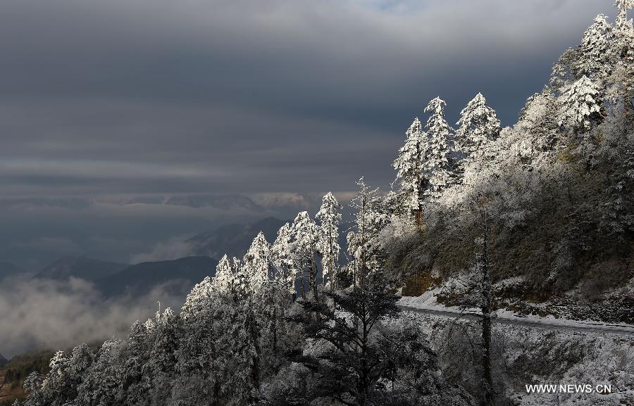 Sichuan witnesses first snow of 2015