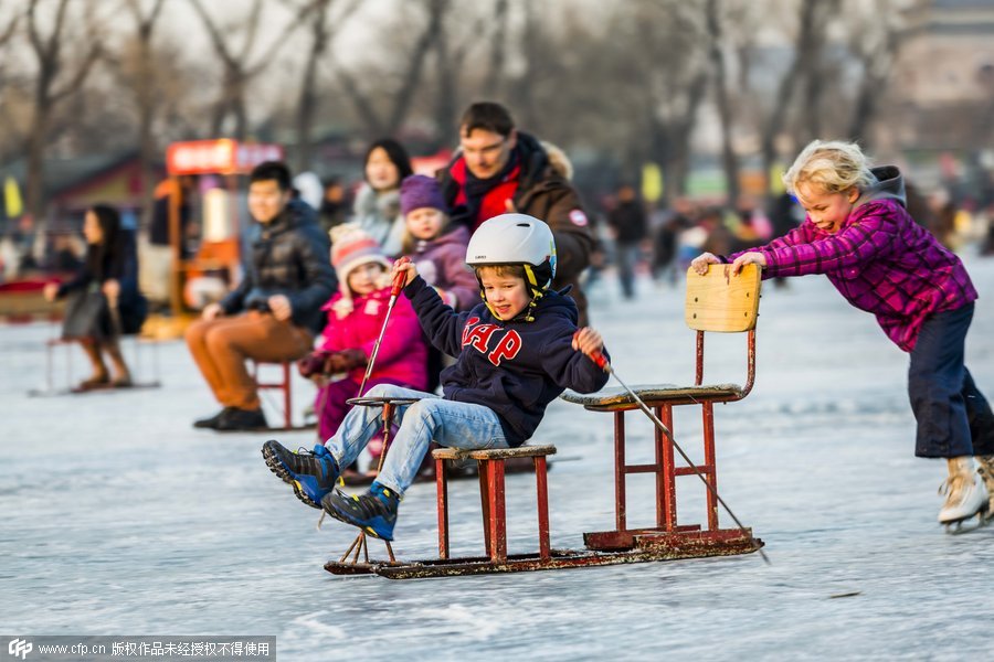 Tourists heat up Beijing's frozen lake