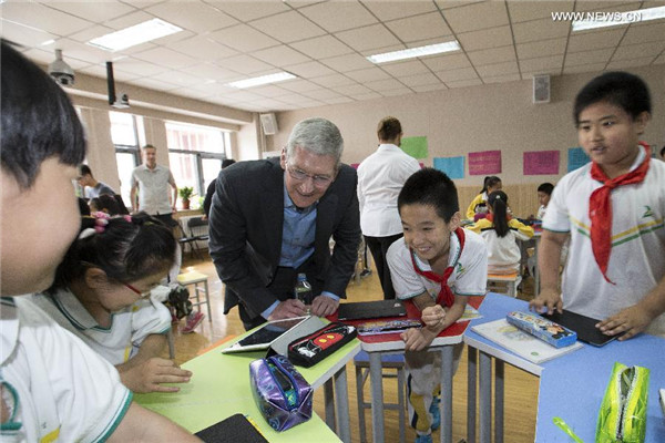 Apple CEO visits primary school in Beijing