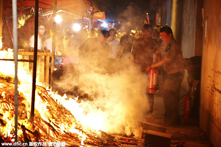 <EM>Gaokao</EM> countdown begins with incense and prayers