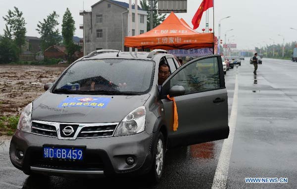 Local drivers join Yangtze rescue