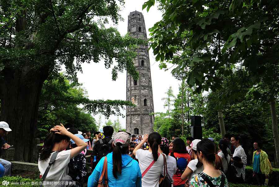 Shanghai's leaning pagoda beats the Leaning Tower of Pisa