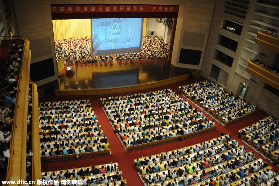 3,000 students attend pre-exam session in huge hall