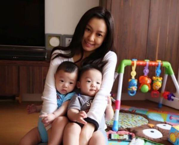 Netizens rip singer over baby photos