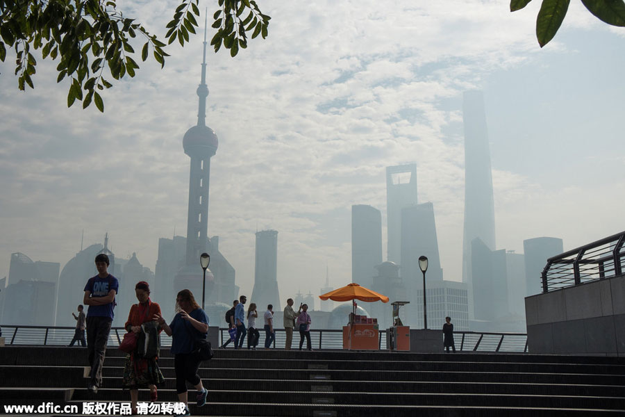 Heavy pollution envelopes Shanghai