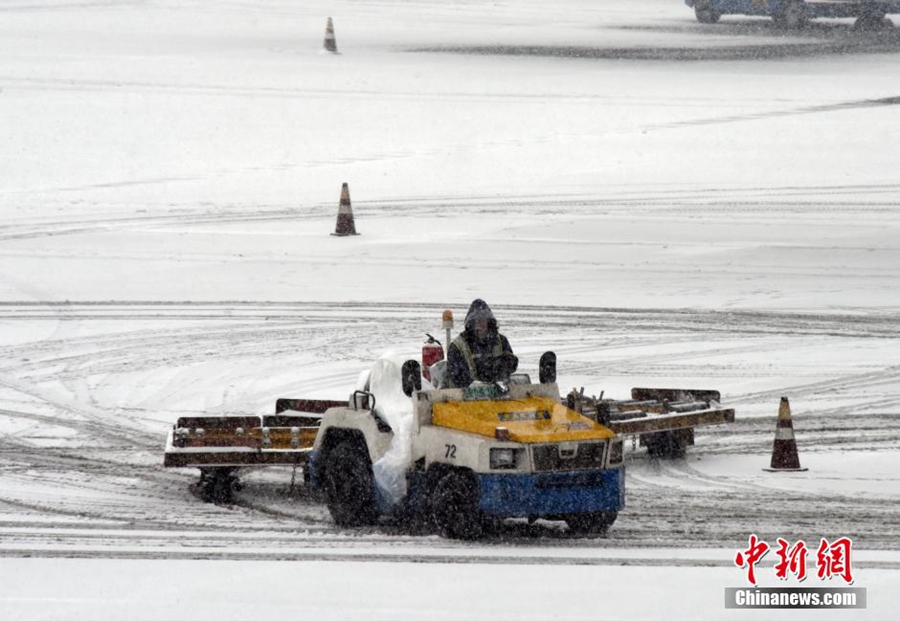 Large number of flights, trains delay due to heavy snow in Beijing