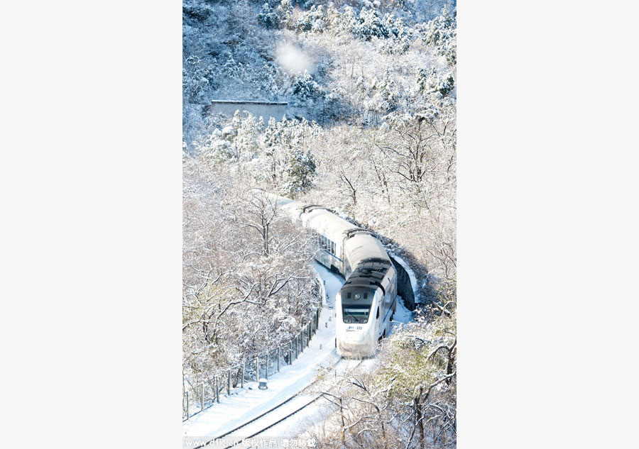 Snow-clad scenery in the Great Wall