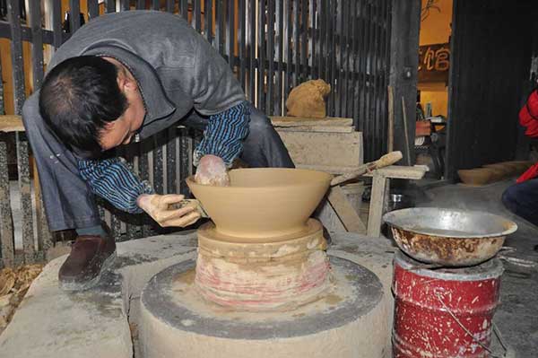 A pottery maker's journey from poverty to well-off life