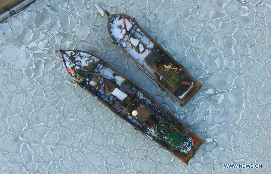 Sea ice traps boats as cold wave sweeps across East China
