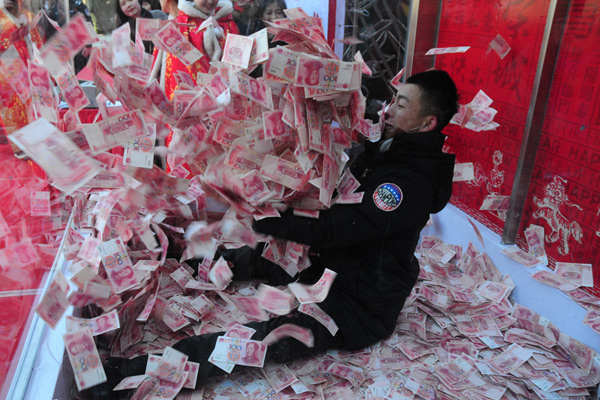 10 tourists grab free money in one minute in East China