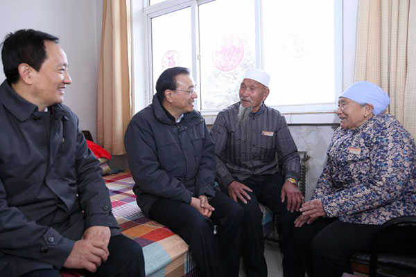 Premier Li brings new year gifts to elderly couple in nursing home