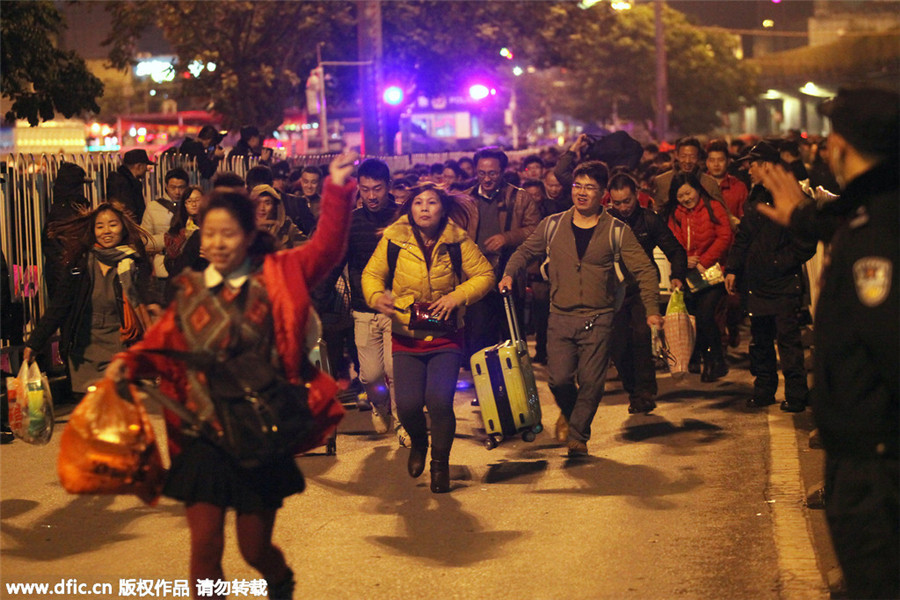 Thousands of stranded travelers queue to enter Guangzhou Railway Station