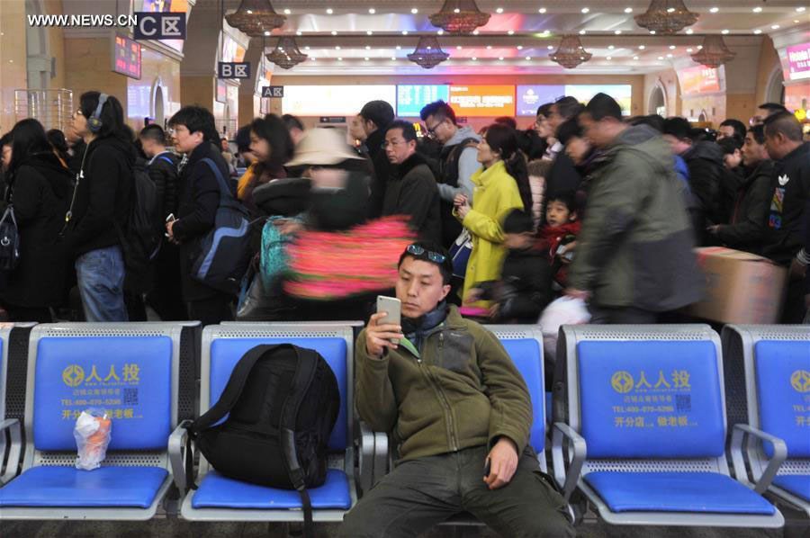 Railway stations witness travle peak as Spring Festival holiday comes to end