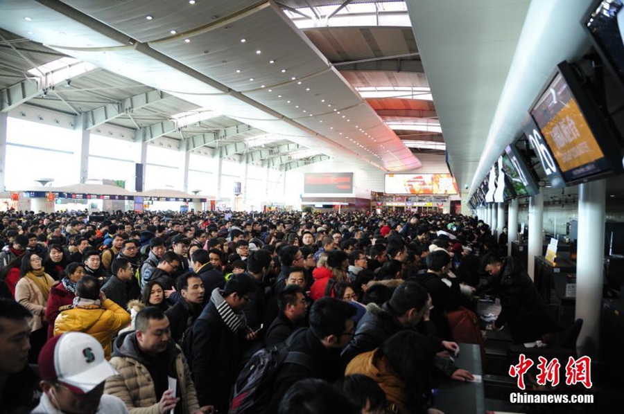 Thousands of passengers stranded at Dalian airport