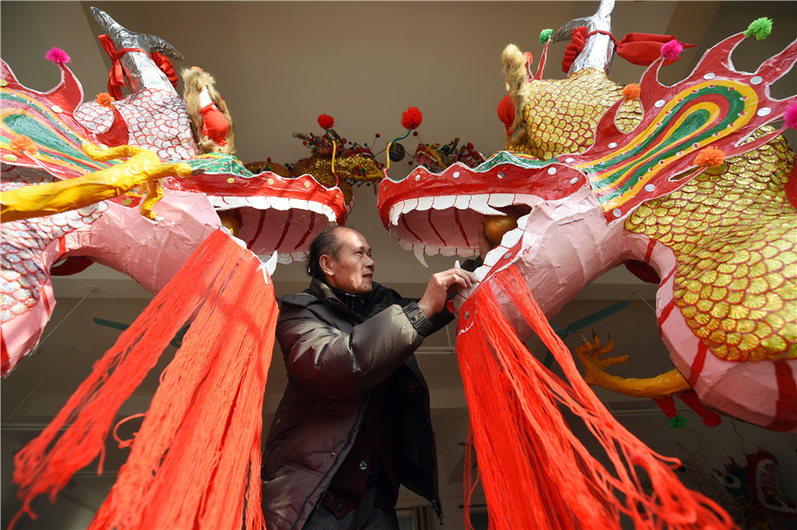 62-year-old artist keeps firecracker dragon lantern burning in Guangxi