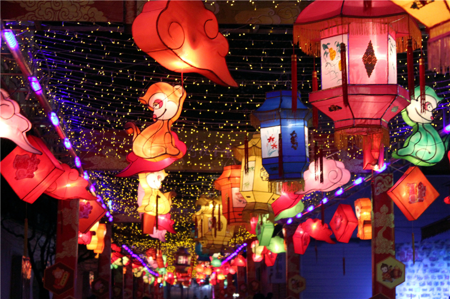 Lanterns light up the night across China