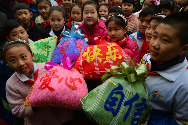 Students begin new term with lucky bags and red envelopes