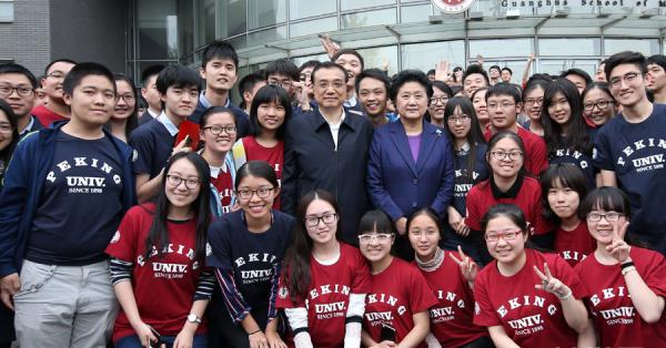 Premier Li critiques student's thesis at Peking University