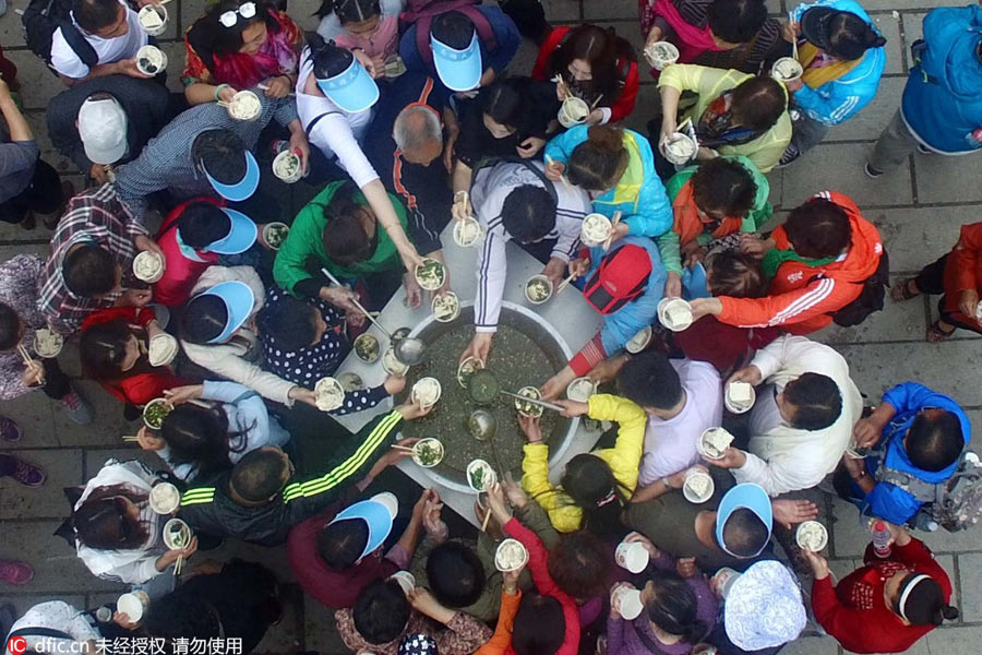 2.1-ton tofu finishes in two hours in Central China
