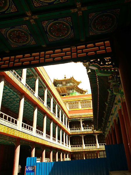 Royal Buddhist sanctuary near Beijing glitters again