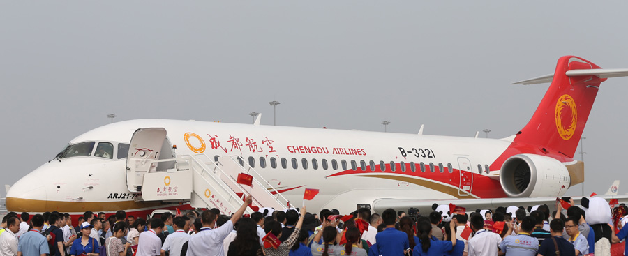 Made-in-China regional jet starts commercial operation