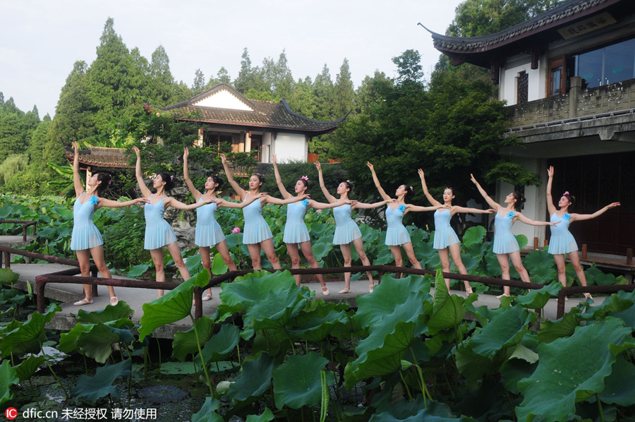 Graceful dancers perform on West Lake in East China