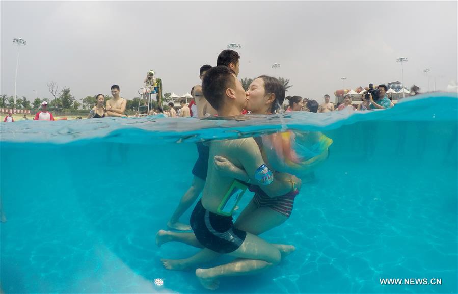 Underwater kissing contest held in Shanghai