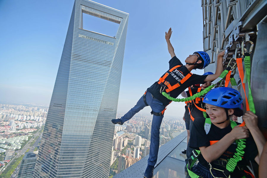 Daredevils brave record Shanghai skywalk